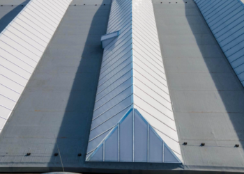 Střešní světlíky dokážou vaší firmě ušetřit statisíce ročně. Jak?