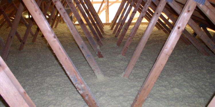 Efektivní řešení pro úsporu tepla je foukaná izolace